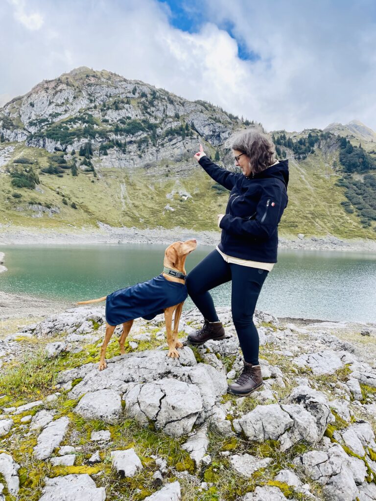 Freie Journalistin, Autorin und Fotografie Sabine Heüveldop mit ihrem Hund Fanny